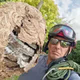 Portrait Nicolas Casque rouge avec nid de frelons asiatiques